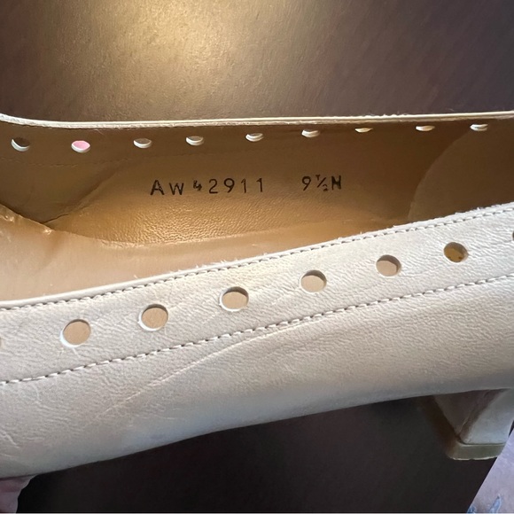 🎉Stuart Weitzman Off-white, Kitten Heel pumps. 9-1/2 narrow - Picture 10 of 12